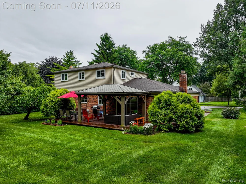 2032 Kristin Drive Troy City, MI 48084