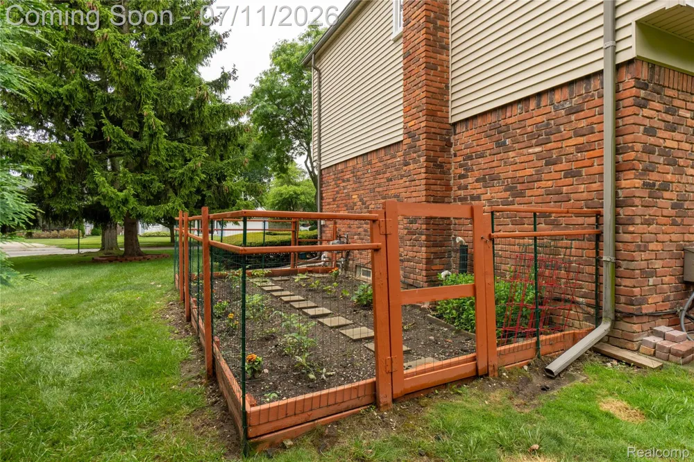 2032 Kristin Drive Troy City, MI 48084