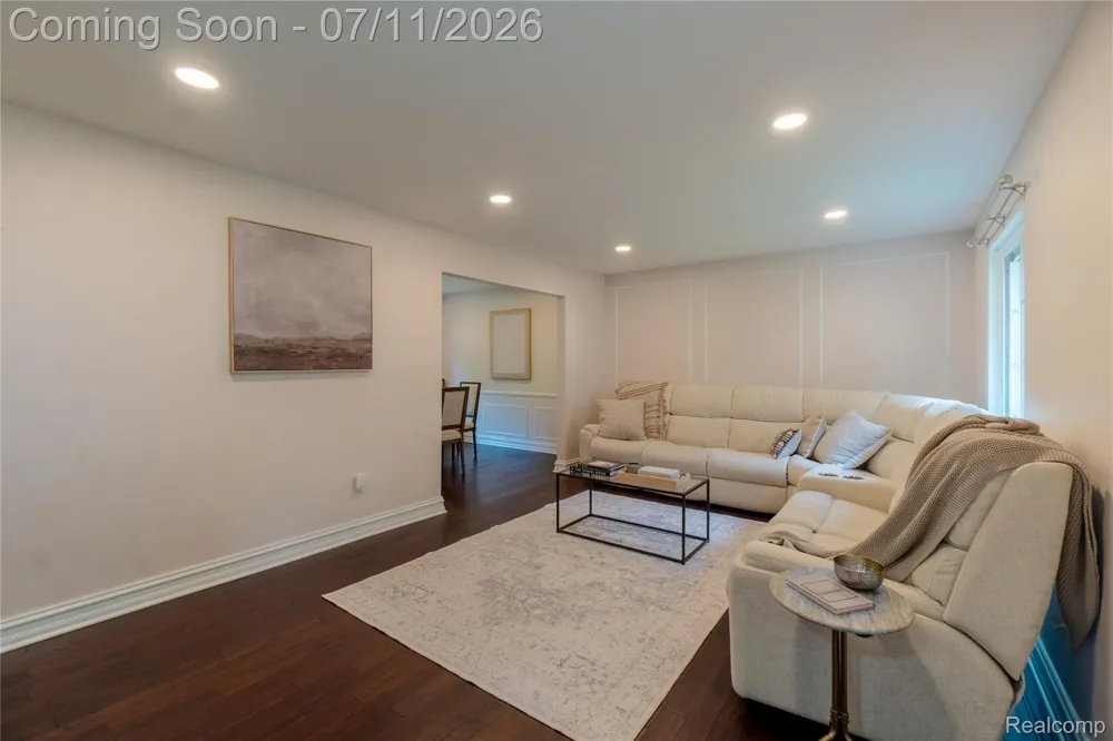 2032 Kristin Drive Troy City, MI 48084