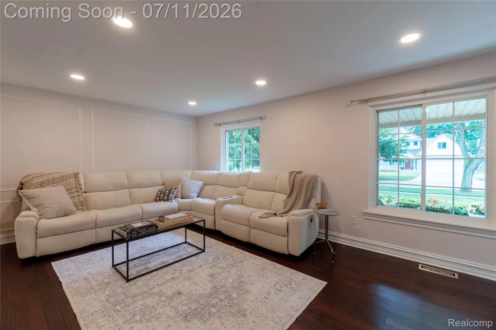 2032 Kristin Drive Troy City, MI 48084