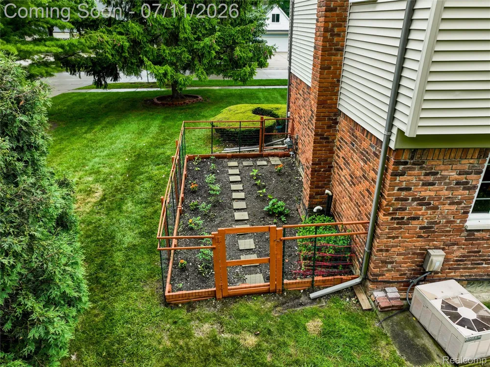 2032 Kristin Drive Troy City, MI 48084