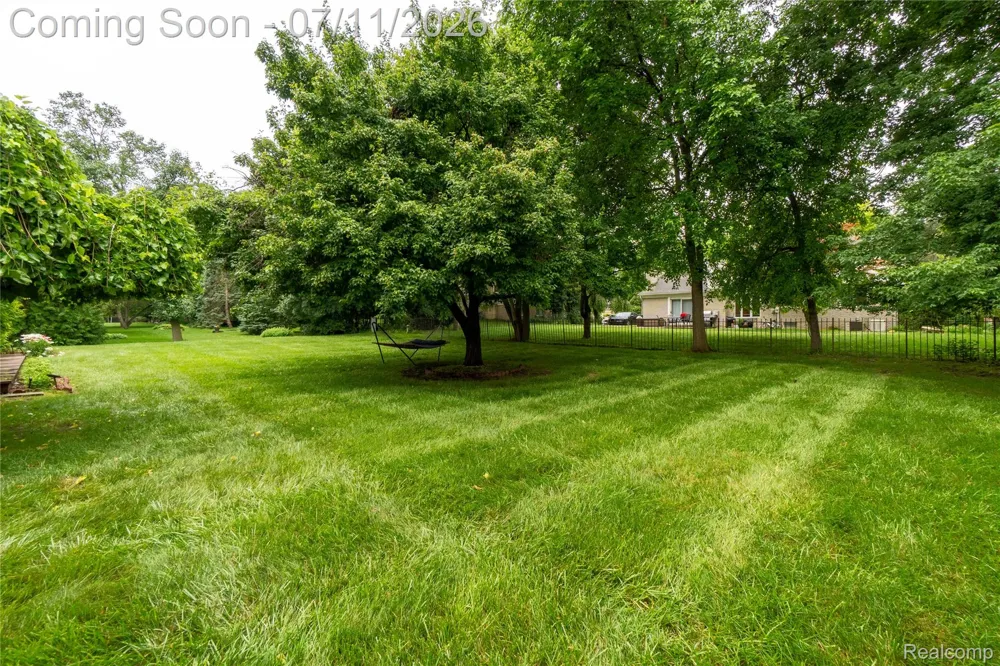 2032 Kristin Drive Troy City, MI 48084