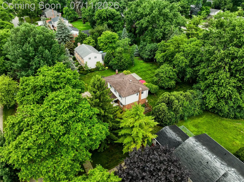 2032 Kristin Drive Troy City, MI 48084