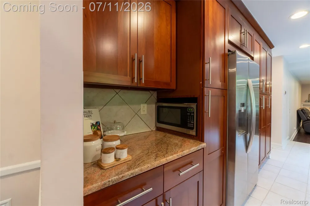 2032 Kristin Drive Troy City, MI 48084