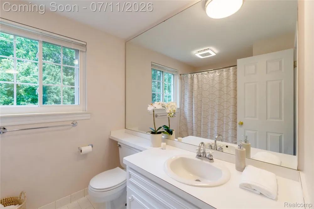 2032 Kristin Drive Troy City, MI 48084