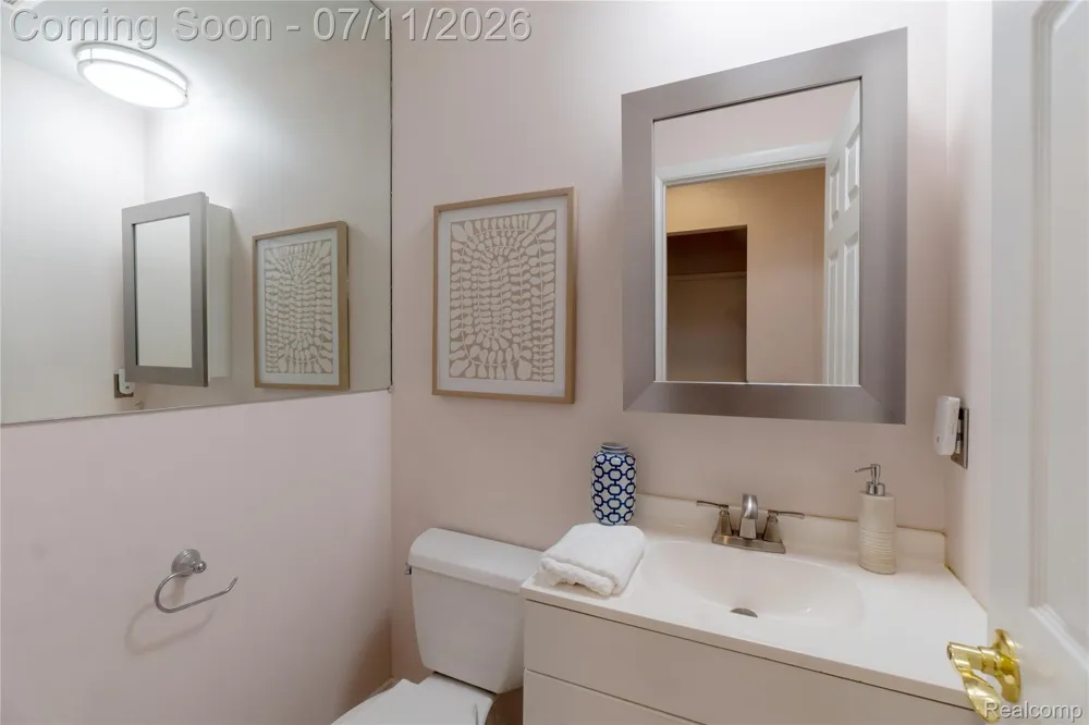 2032 Kristin Drive Troy City, MI 48084
