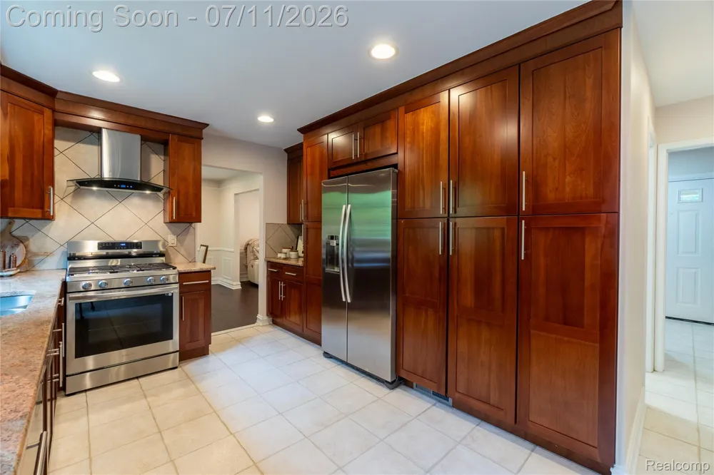2032 Kristin Drive Troy City, MI 48084