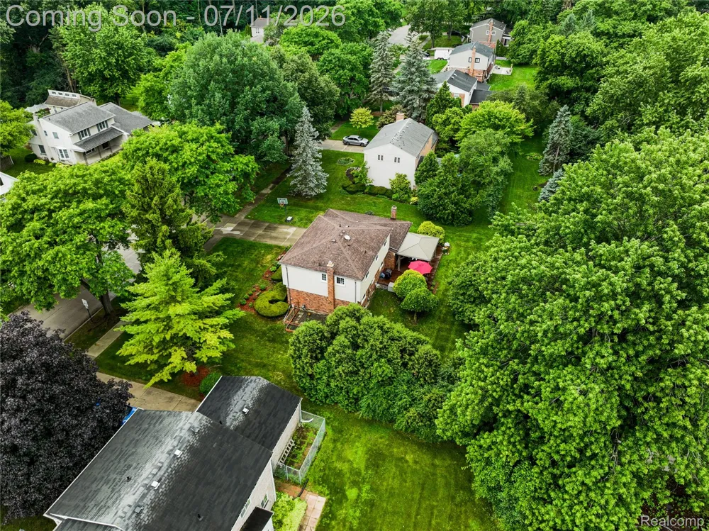 2032 Kristin Drive Troy City, MI 48084
