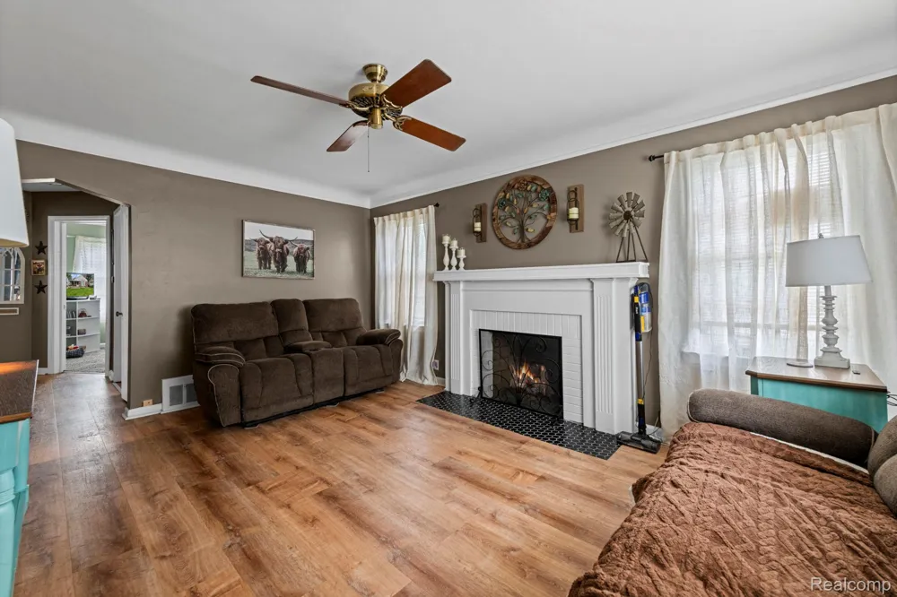 22845 Melrose Avenue Eastpointe City, MI 48021