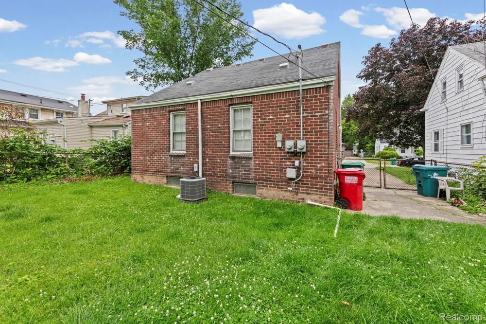 22845 Melrose Avenue Eastpointe City, MI 48021