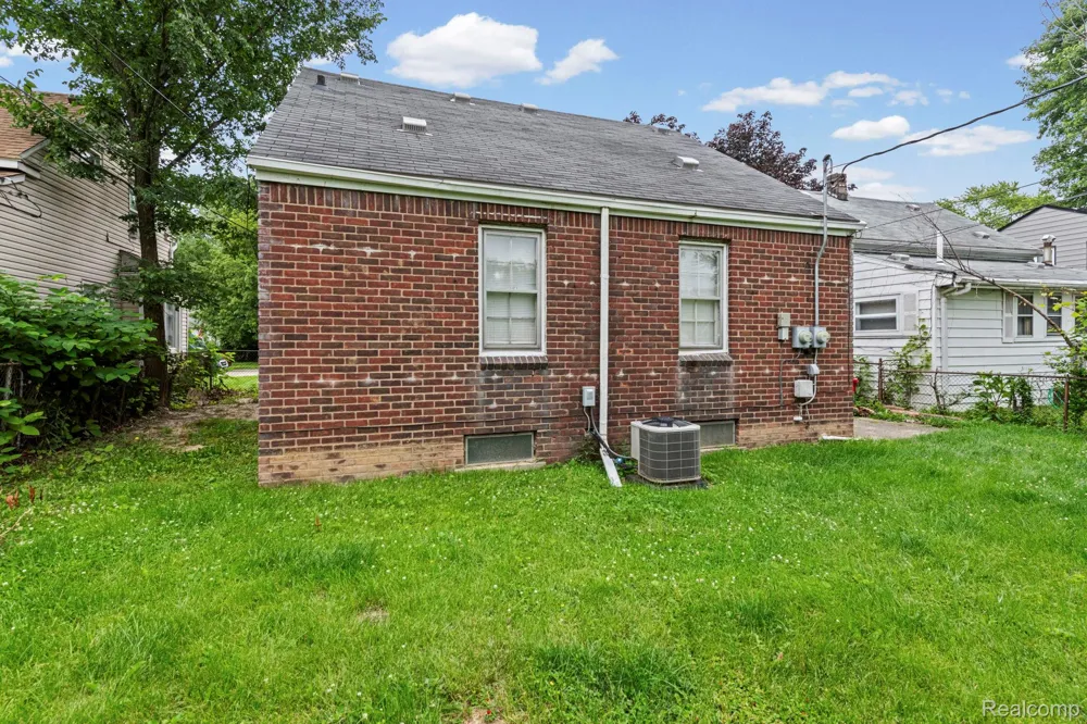 22845 Melrose Avenue Eastpointe City, MI 48021