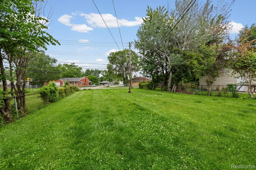 22845 Melrose Avenue Eastpointe City, MI 48021