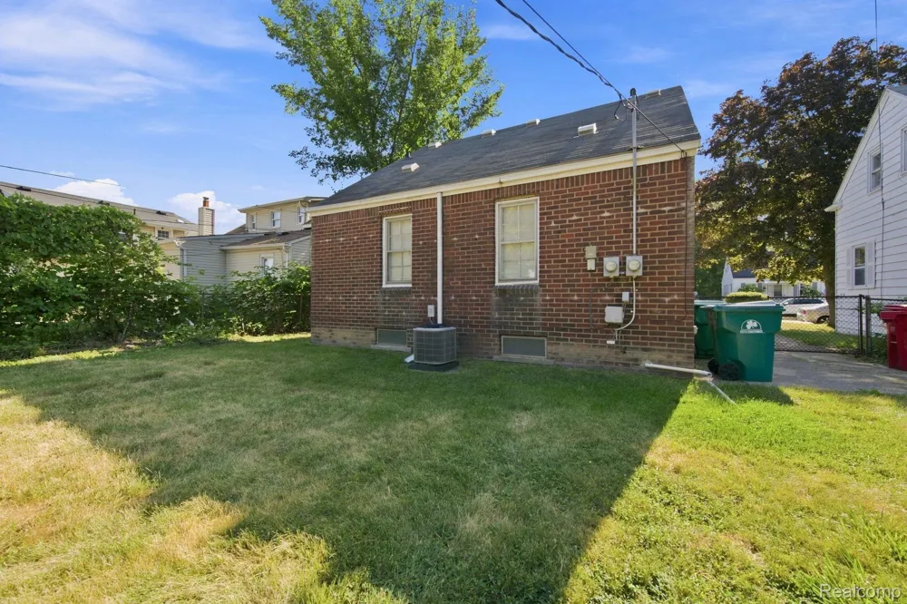 22845 Melrose Avenue Eastpointe City, MI 48021