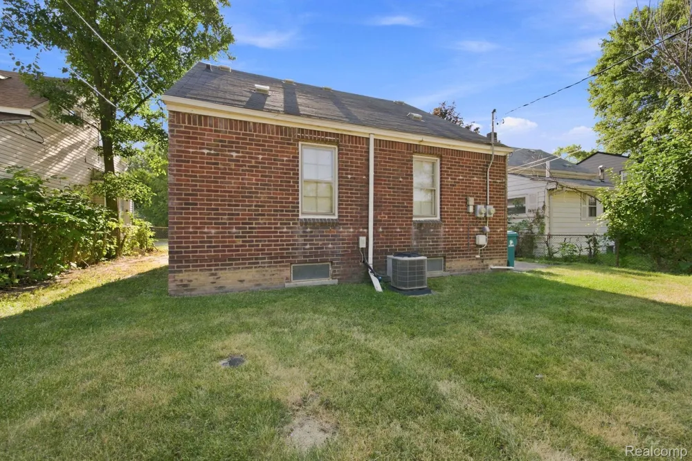 22845 Melrose Avenue Eastpointe City, MI 48021