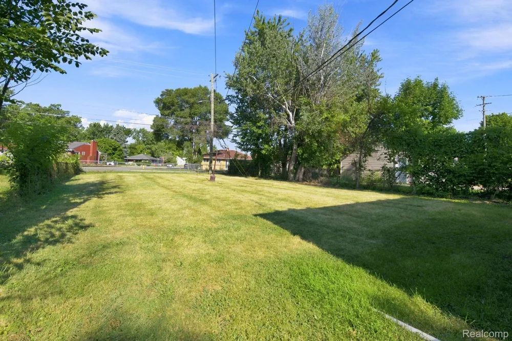 22845 Melrose Avenue Eastpointe City, MI 48021