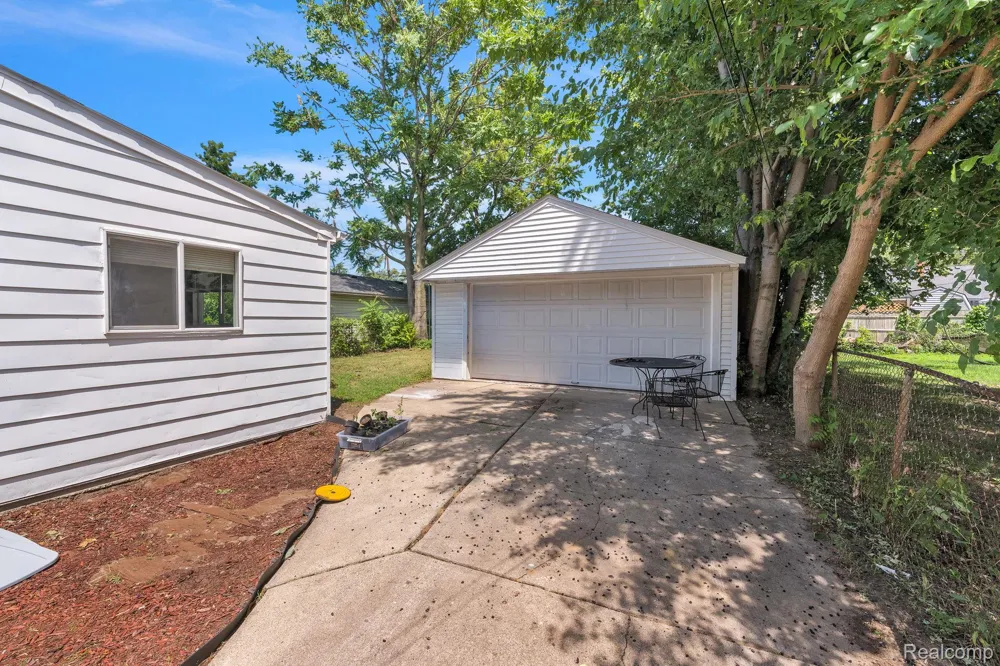25926 Powers Avenue Dearborn Heights City, MI 48125