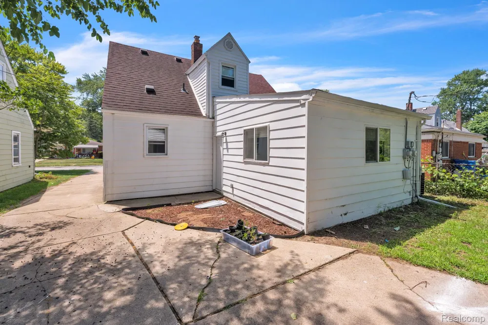 25926 Powers Avenue Dearborn Heights City, MI 48125