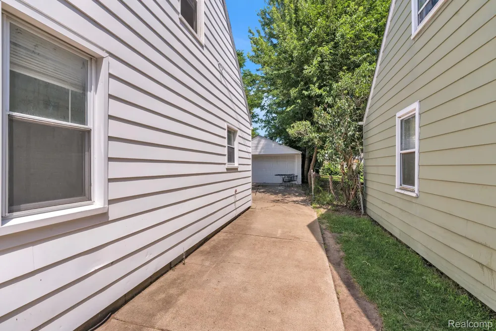 25926 Powers Avenue Dearborn Heights City, MI 48125