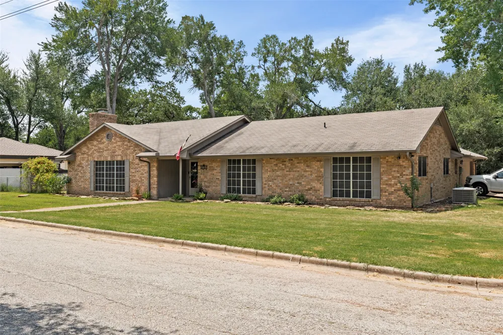 1101 E 19th Street Cameron, TX 76520