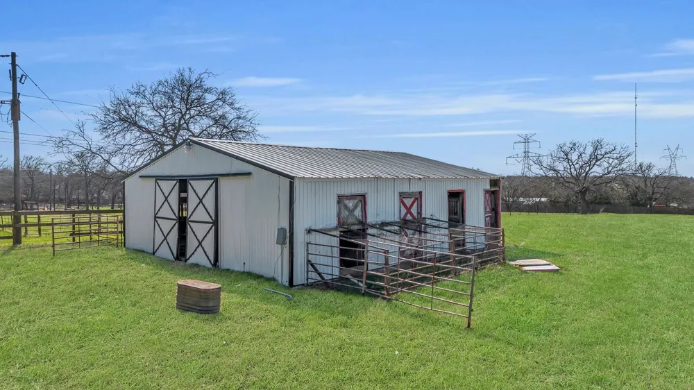 7004 Ledbetter Road Arlington, TX 76001