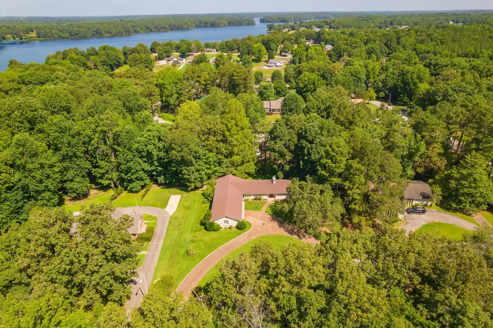 215 Eastern Shores Dr Lexington, TN 38351