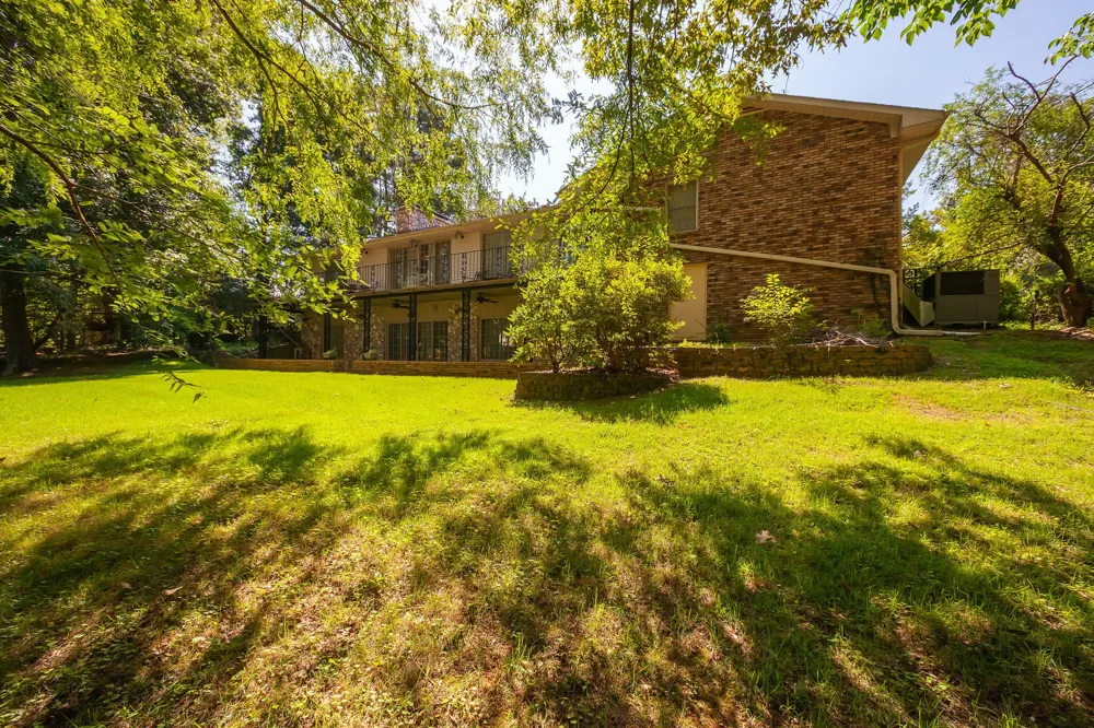 215 Eastern Shores Dr Lexington, TN 38351