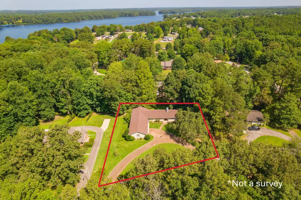 215 Eastern Shores Dr Lexington, TN 38351