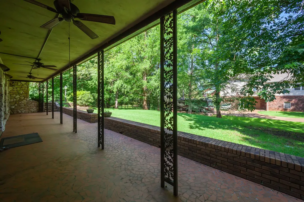 215 Eastern Shores Dr Lexington, TN 38351
