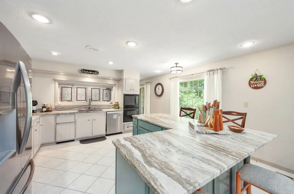 215 Eastern Shores Dr Lexington, TN 38351