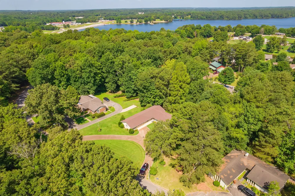 215 Eastern Shores Dr Lexington, TN 38351