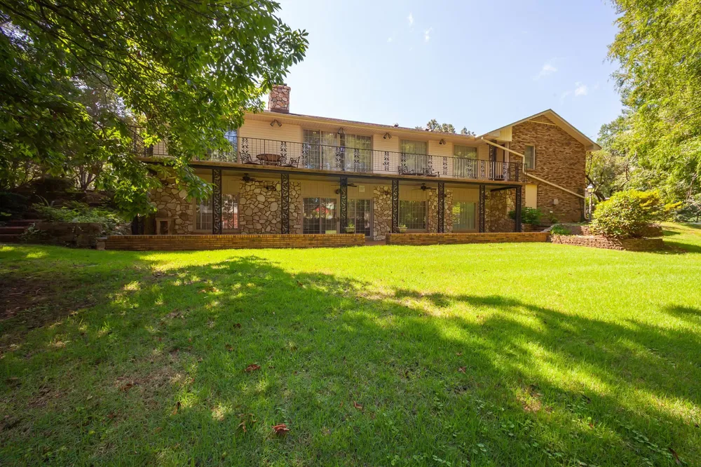 215 Eastern Shores Dr Lexington, TN 38351
