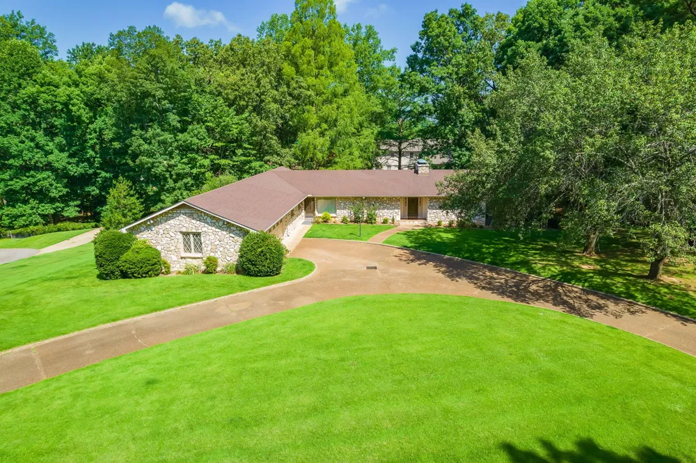 215 Eastern Shores Dr Lexington, TN 38351