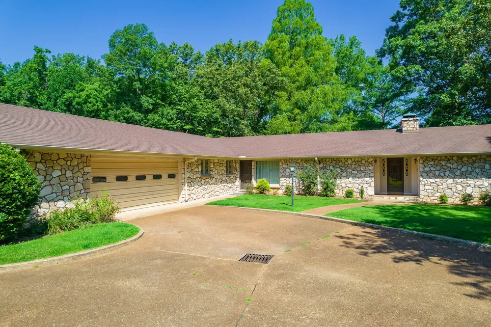 215 Eastern Shores Dr Lexington, TN 38351