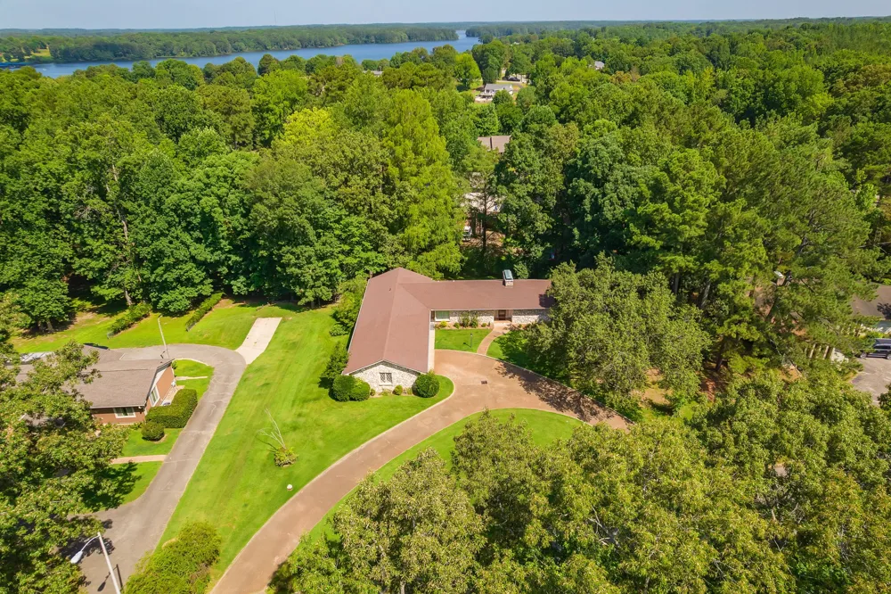 215 Eastern Shores Dr Lexington, TN 38351