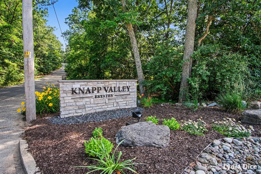 4282 Knapp Valley Court NE Grand Rapids Charter Township, MI 49525