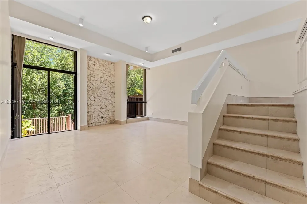 2525 NE 135th St North Miami, FL 33181
