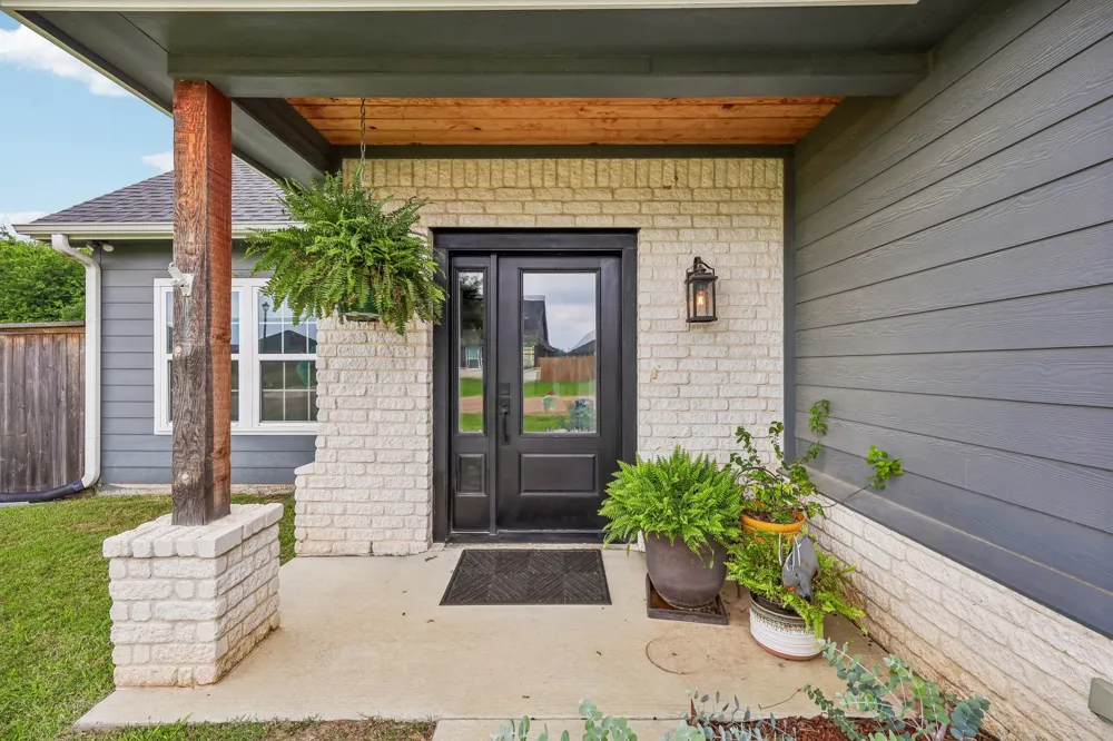 116 E Bexar Street Mabank, TX 75147