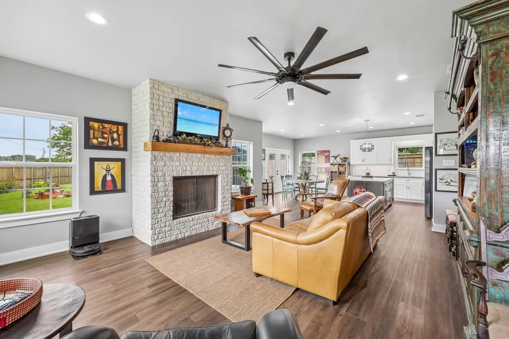 116 E Bexar Street Mabank, TX 75147