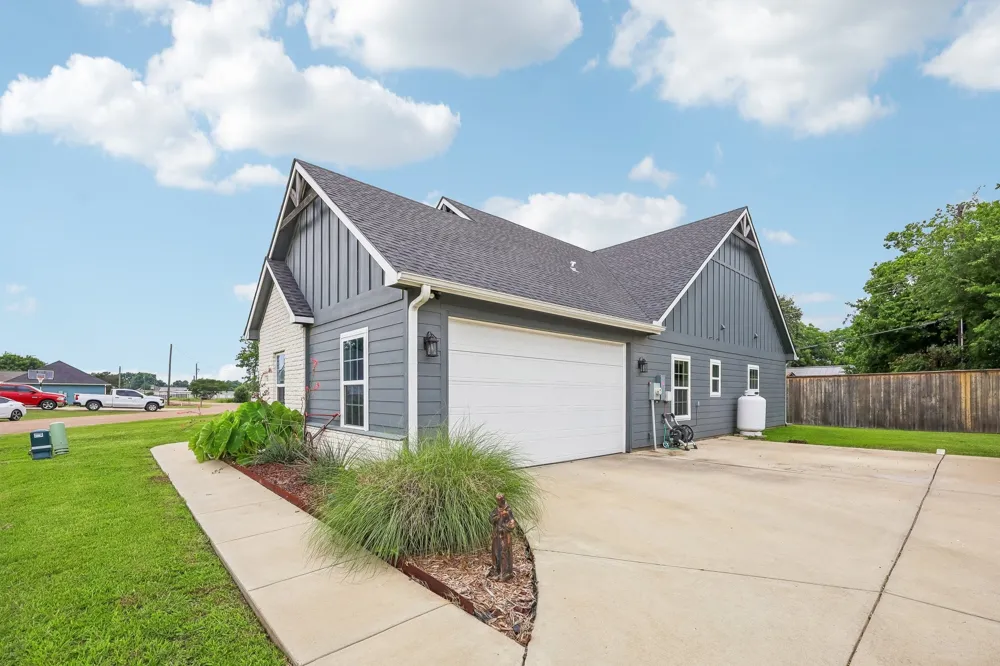 116 E Bexar Street Mabank, TX 75147