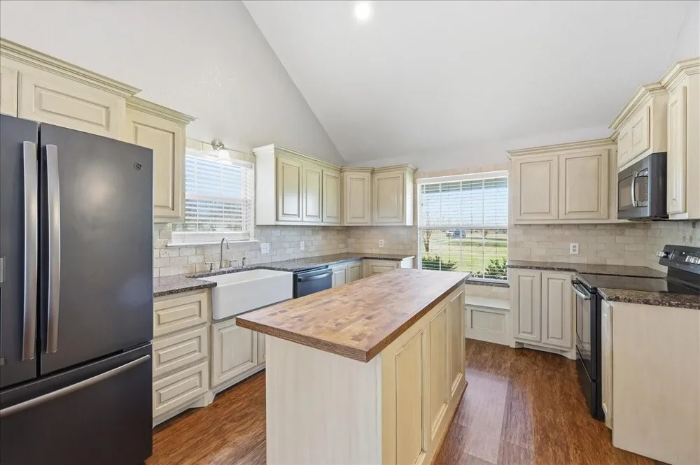 5433 Hidden Meadows Drive Orange, TX 77632