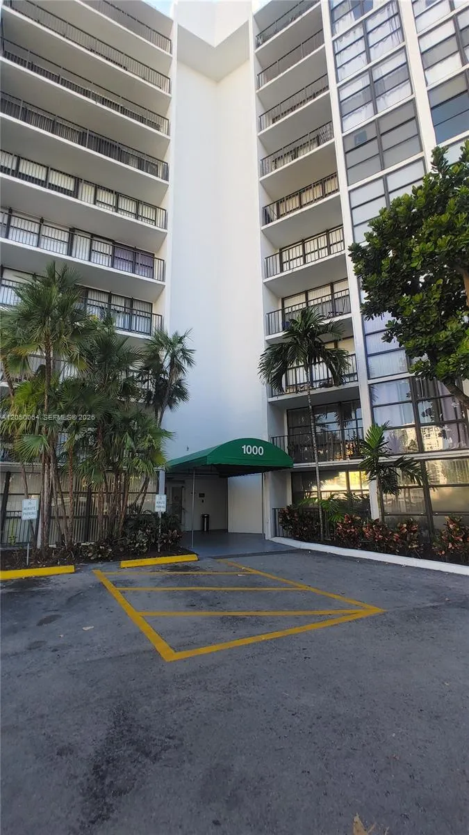 1000 Parkview Dr #125 Hallandale Beach, FL 33009
