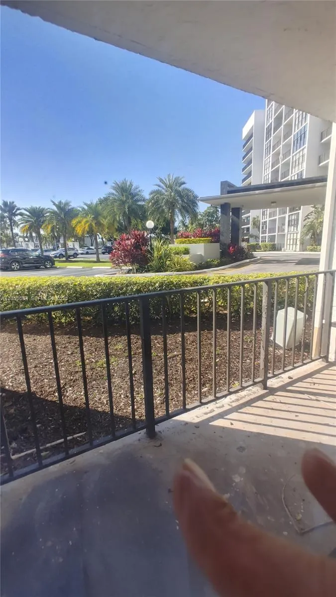 1000 Parkview Dr #125 Hallandale Beach, FL 33009