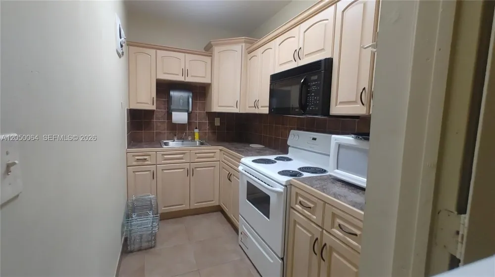 1000 Parkview Dr #125 Hallandale Beach, FL 33009