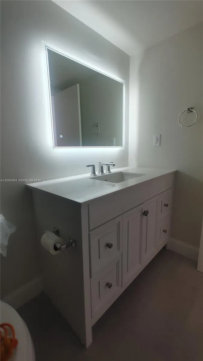 1000 Parkview Dr #125 Hallandale Beach, FL 33009