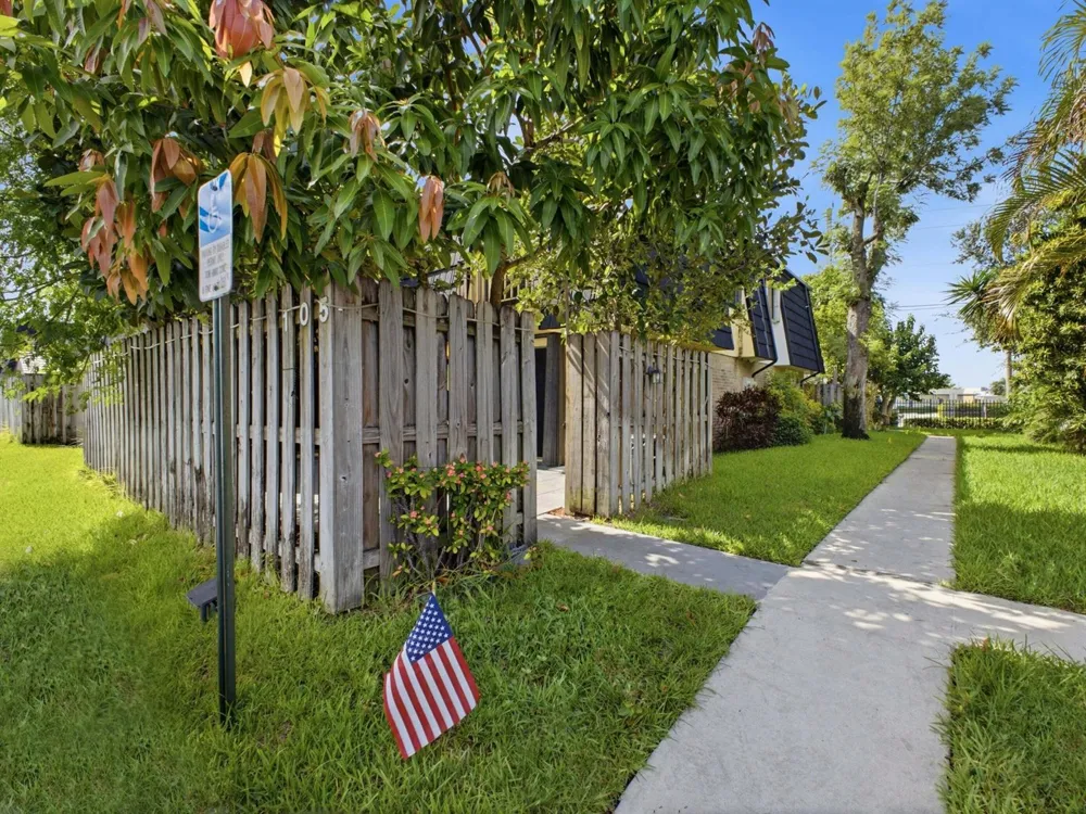 105 Woodland Road Palm Springs, FL 33461