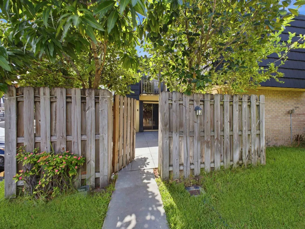 105 Woodland Road Palm Springs, FL 33461