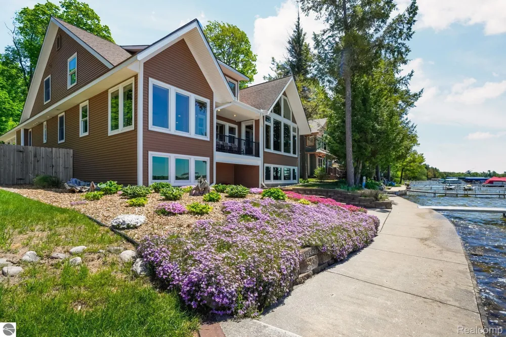 4805 E Shore Drive NE Coldsprings Township, MI 49646