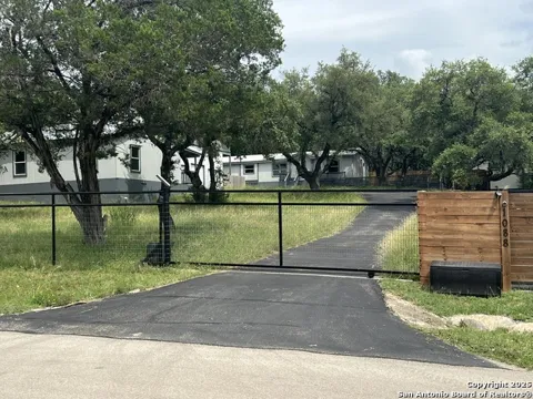 1108 Hillside Oaks