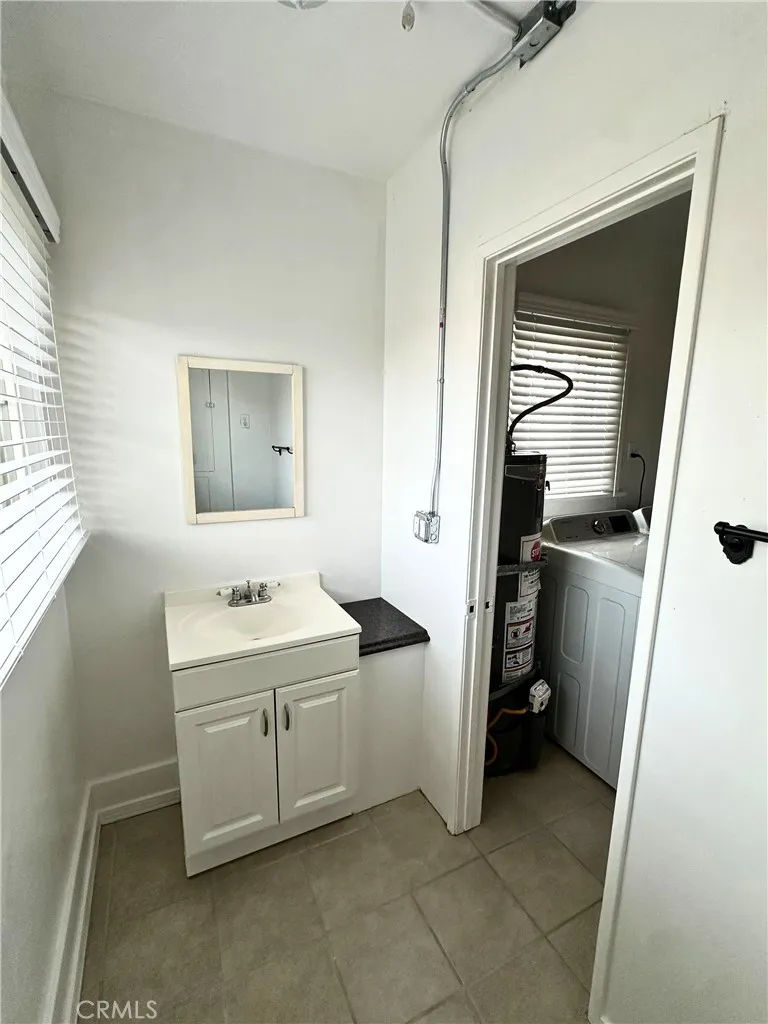 4656 Oakwood Ave Los Angeles, CA 90004