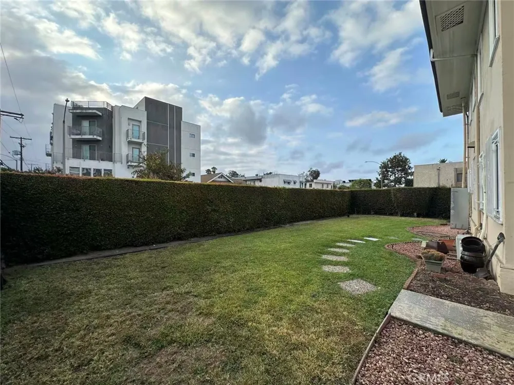 4656 Oakwood Ave Los Angeles, CA 90004